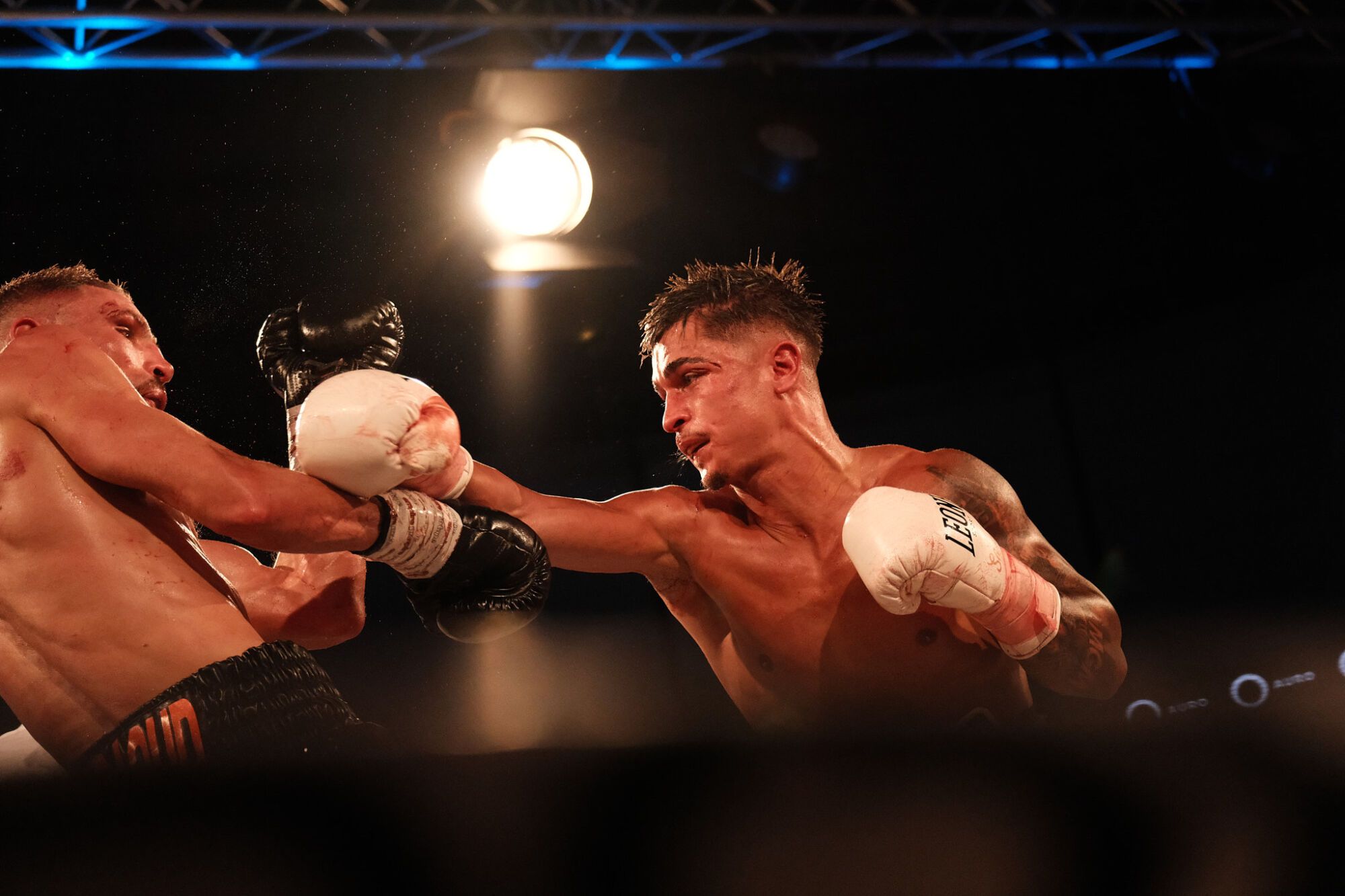 El boxeador malagueño Samuel 'La Esencia' Molina revalida ante Sandy Messaoud su título de campeón de Europa en Málaga