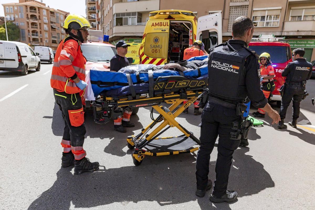 Angustioso rescate de un operario atrapado durante tres horas en el hueco de un ascensor en Palma