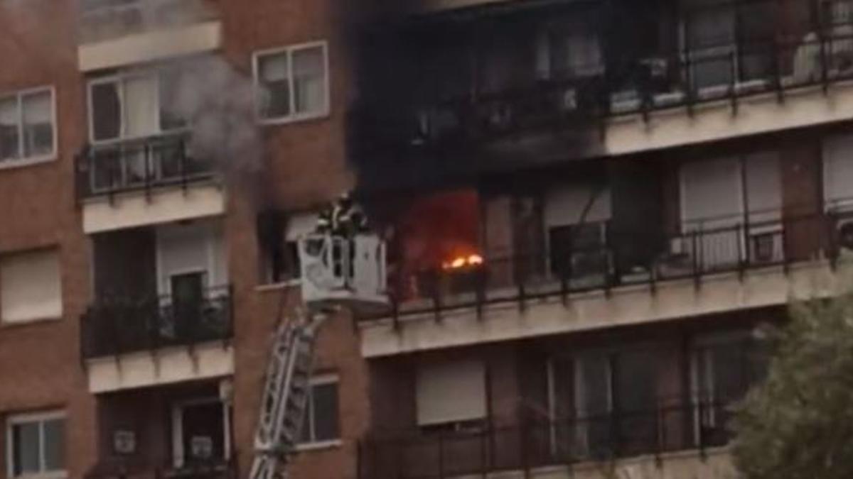 Mueren dos ancianos de 85 años en el incendio de su piso en la zona de Ventas de Madrid