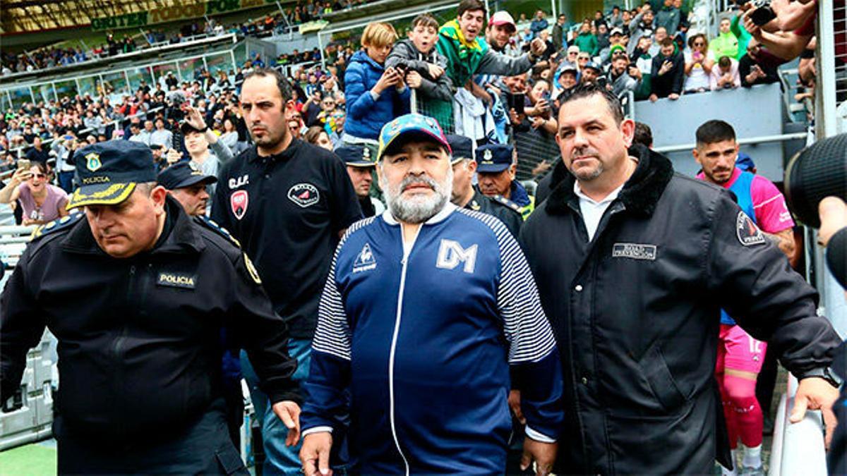 Maradona se da un baño de masas tras la victoria de su equipo