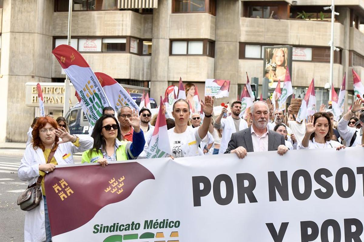 Las imágenes de la protesta de médicos contra el Estatuto Marco este miércoles en Murcia