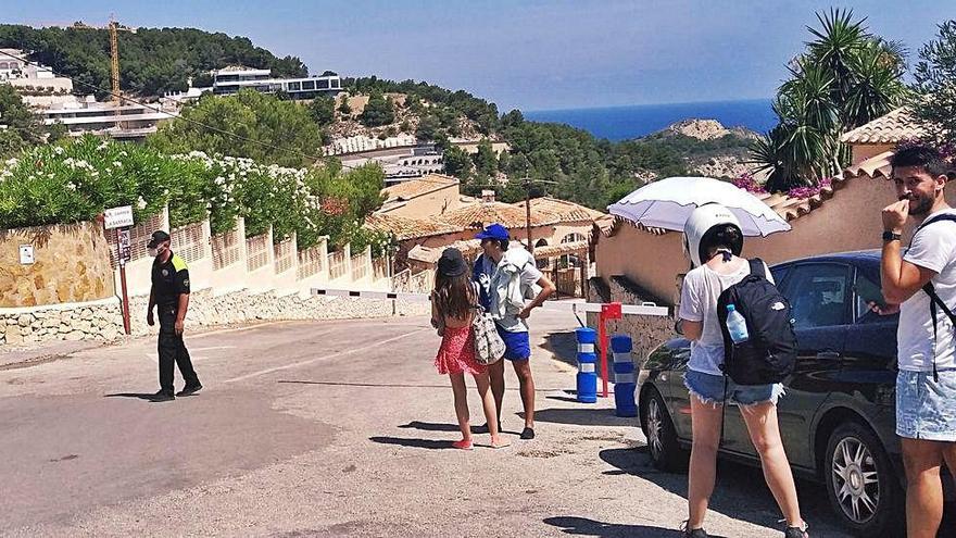 Los bañistas se cuelan en Xàbia entre los chalés para burlar el control del aforo en las calas