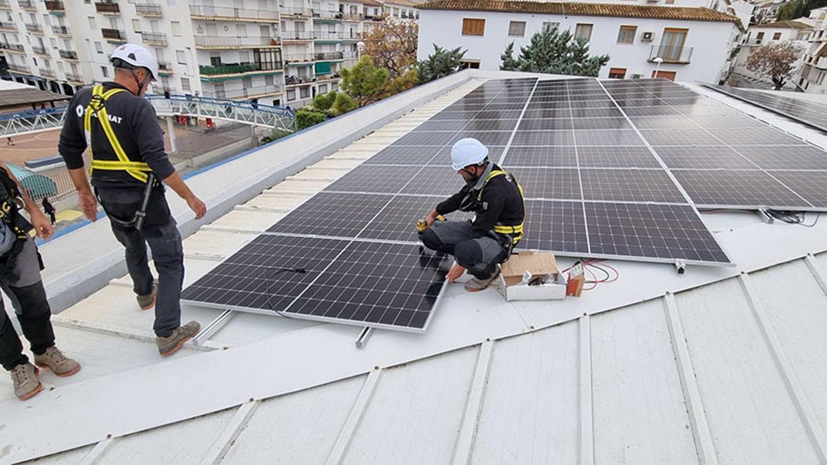 Instalación de placas solares en el techo del Centro Social de Altea.