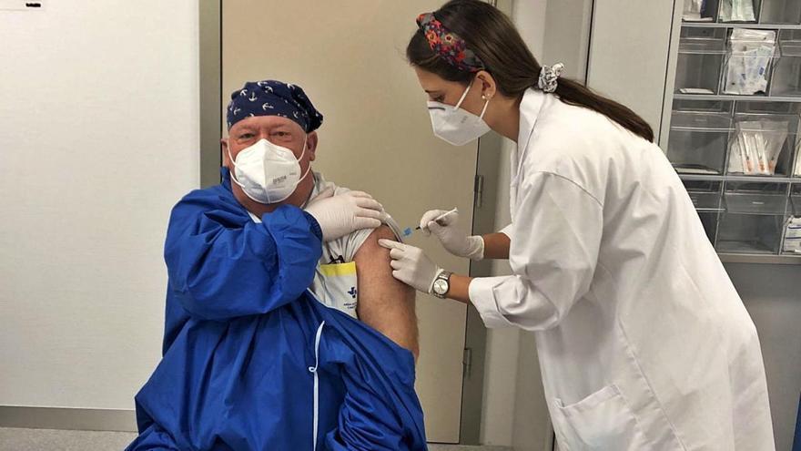 El personal sanitario del centro de salud San Antón de Cartagena recibió ayer la primera dosis de la vacuna contra la covid.