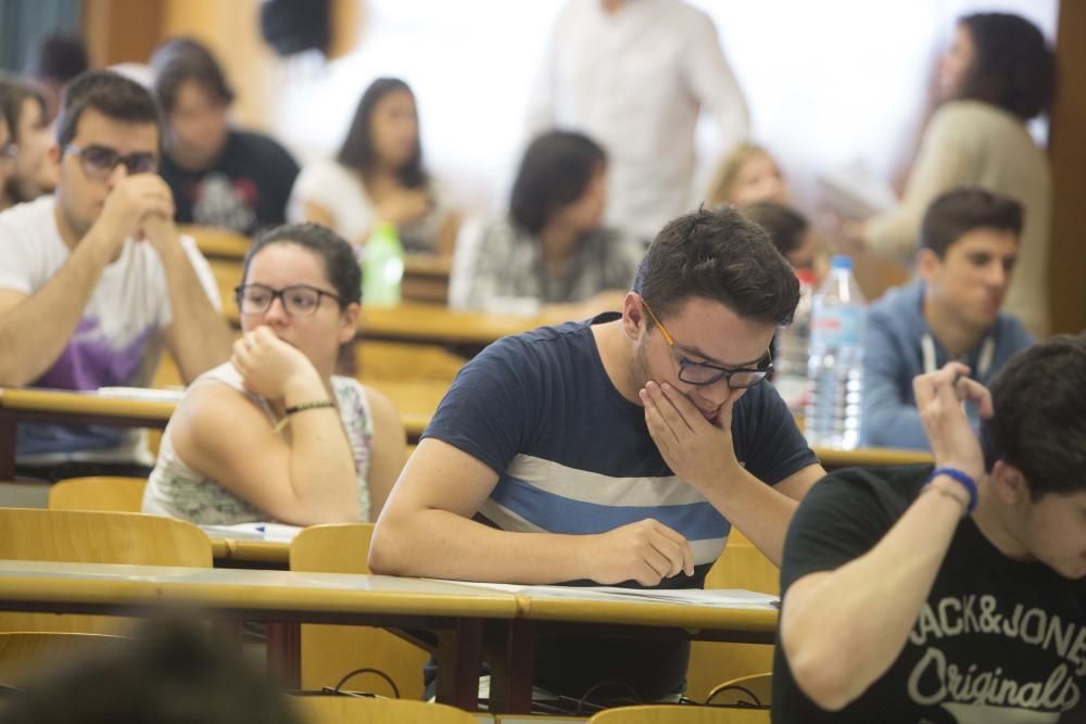 Los alumnos hacen los exámenes