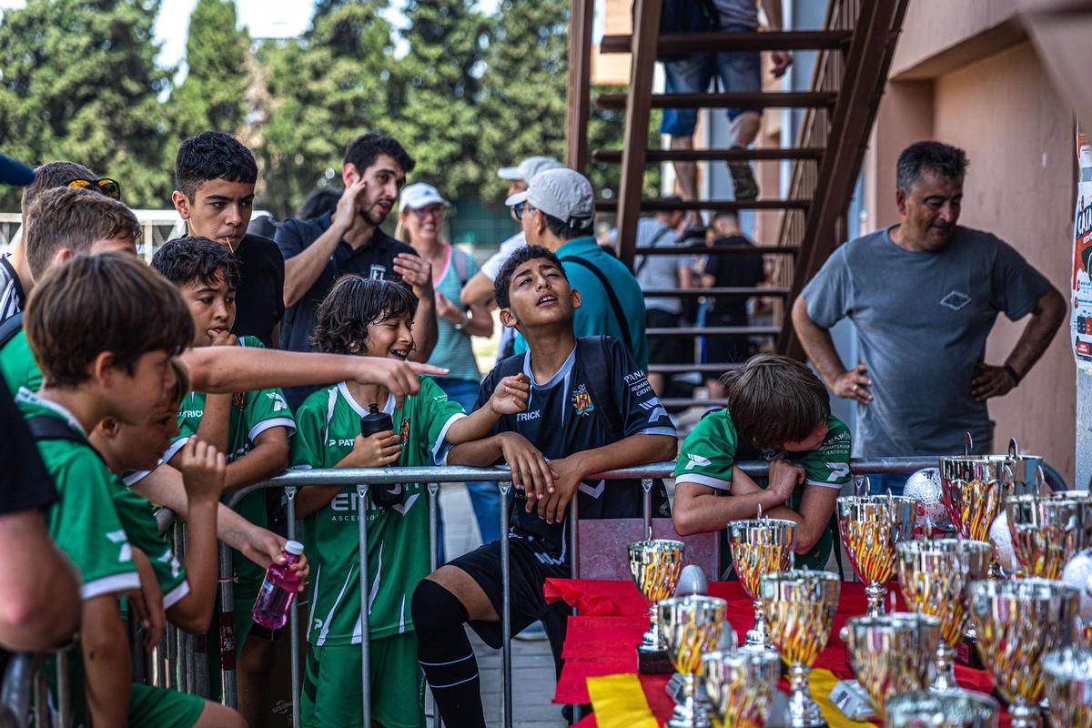 La Mina celebra su primera Champions infantil