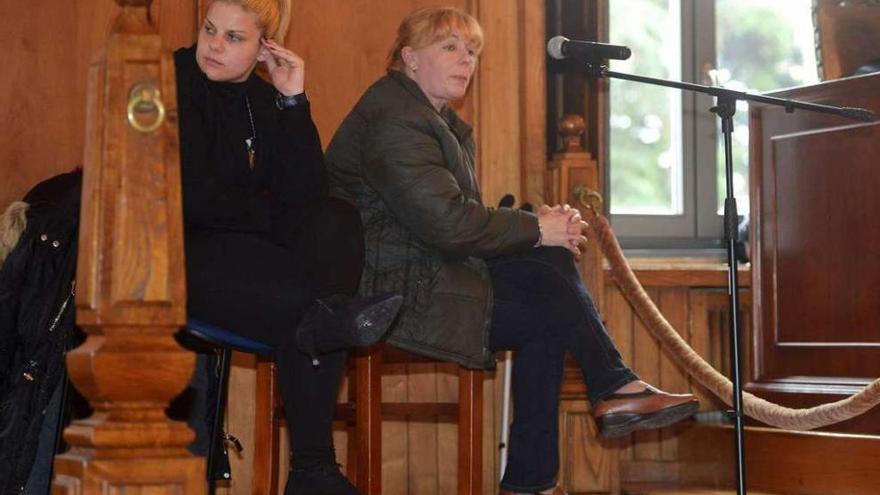 Rocío Gondar (i) junto a Albertina Táboas (d) durante el juicio celebrado en Pontevedra. // Gustavo Santos