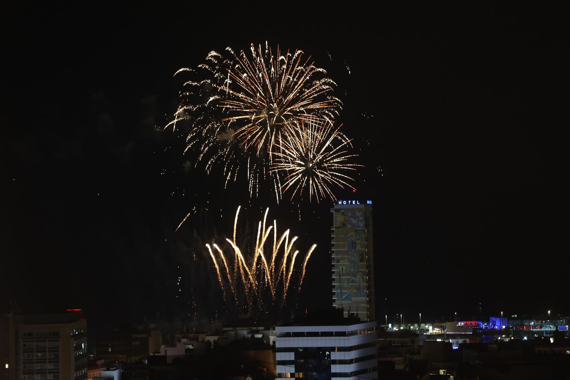 Así ha sido el espectáculo de la pirotecnia Gironina desde el Castillo de San Fernando en Alicante