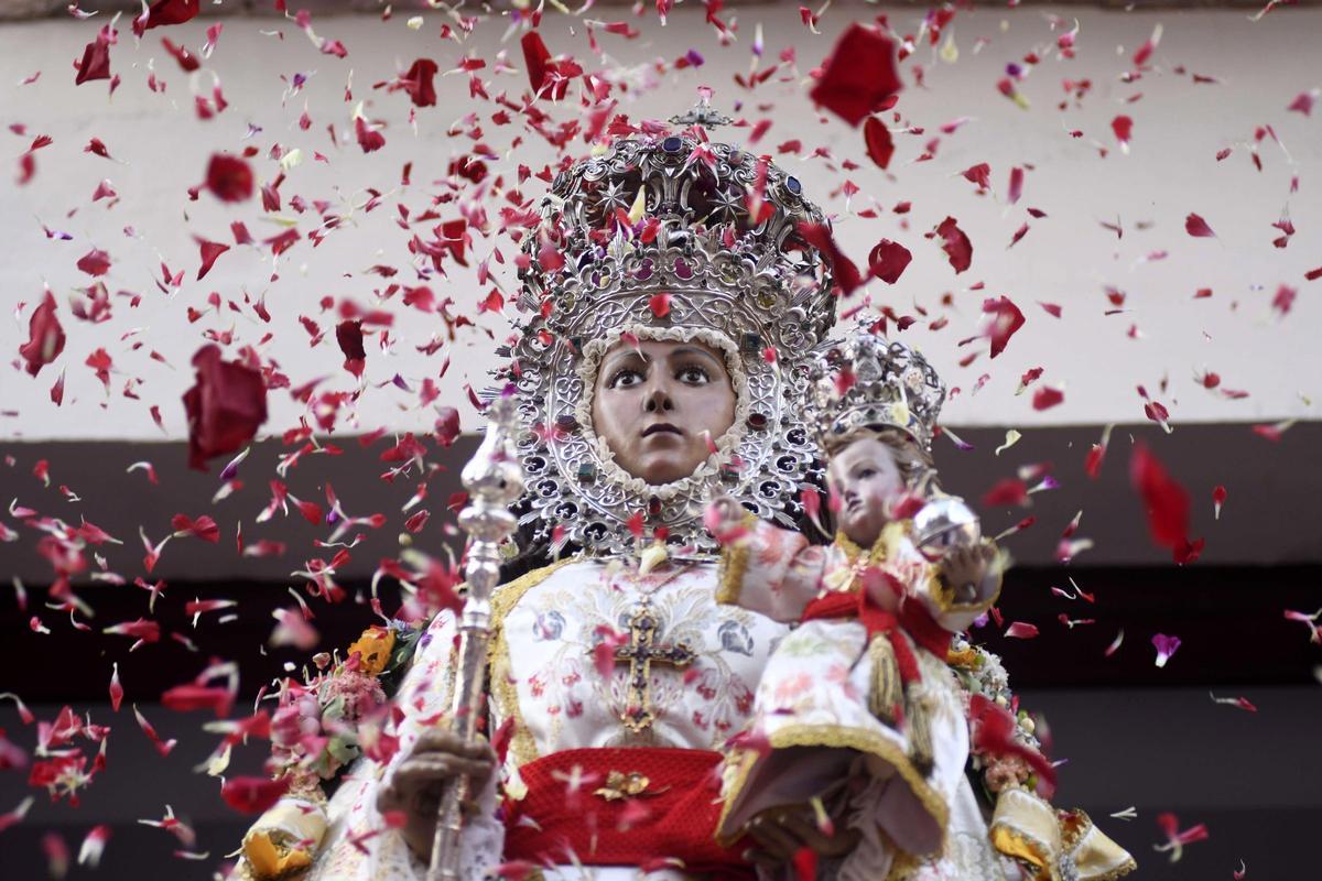 La Virgen de la Fuensanta, durante la ofrenda de pétalos de rosa.