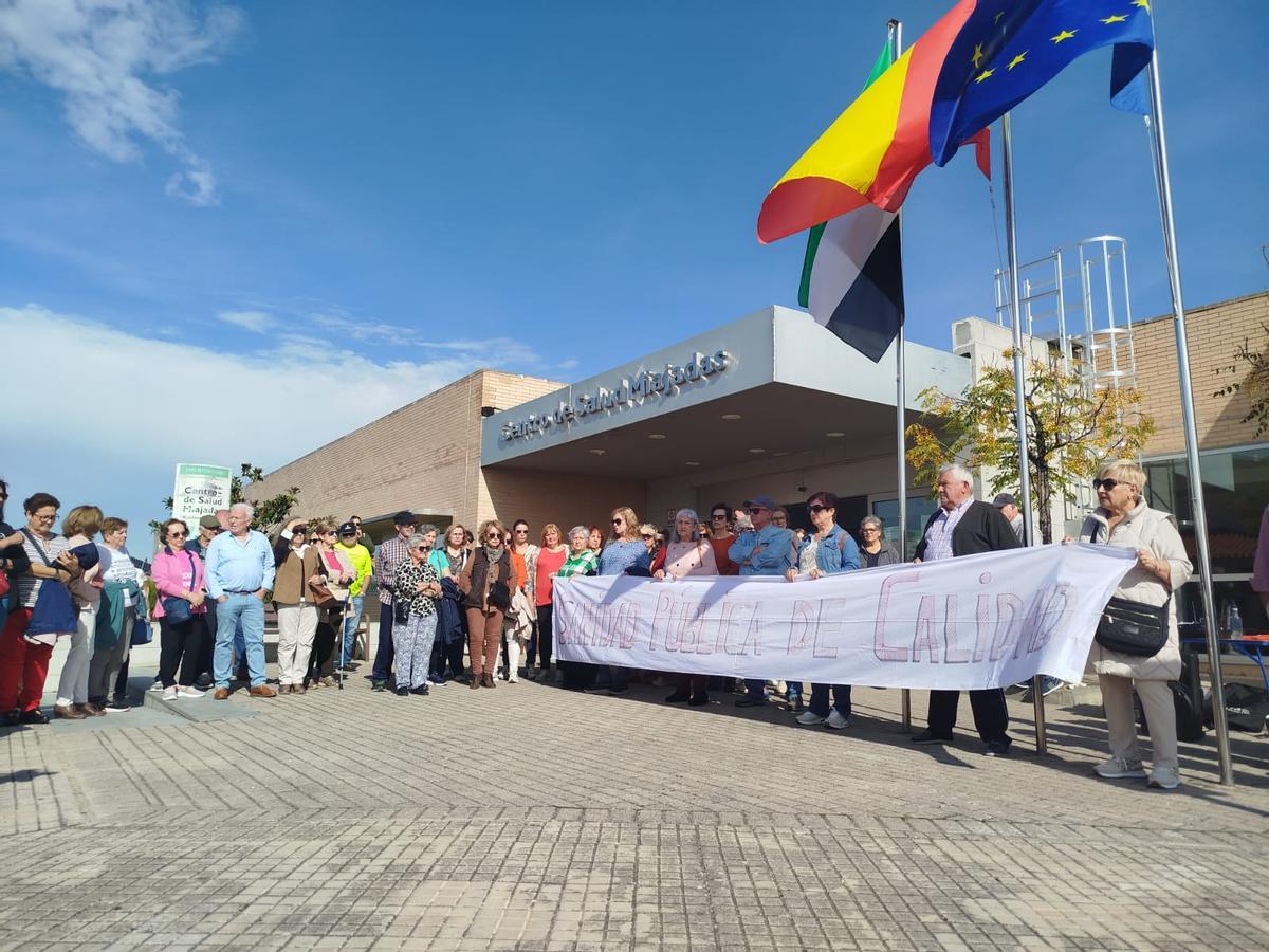 Vecinos protestan a las puertas del Centro de Salud de Miajadas.