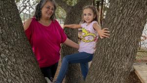 Roser Caro y su hija de seis años, Elsa, en Valls (Tarragona).