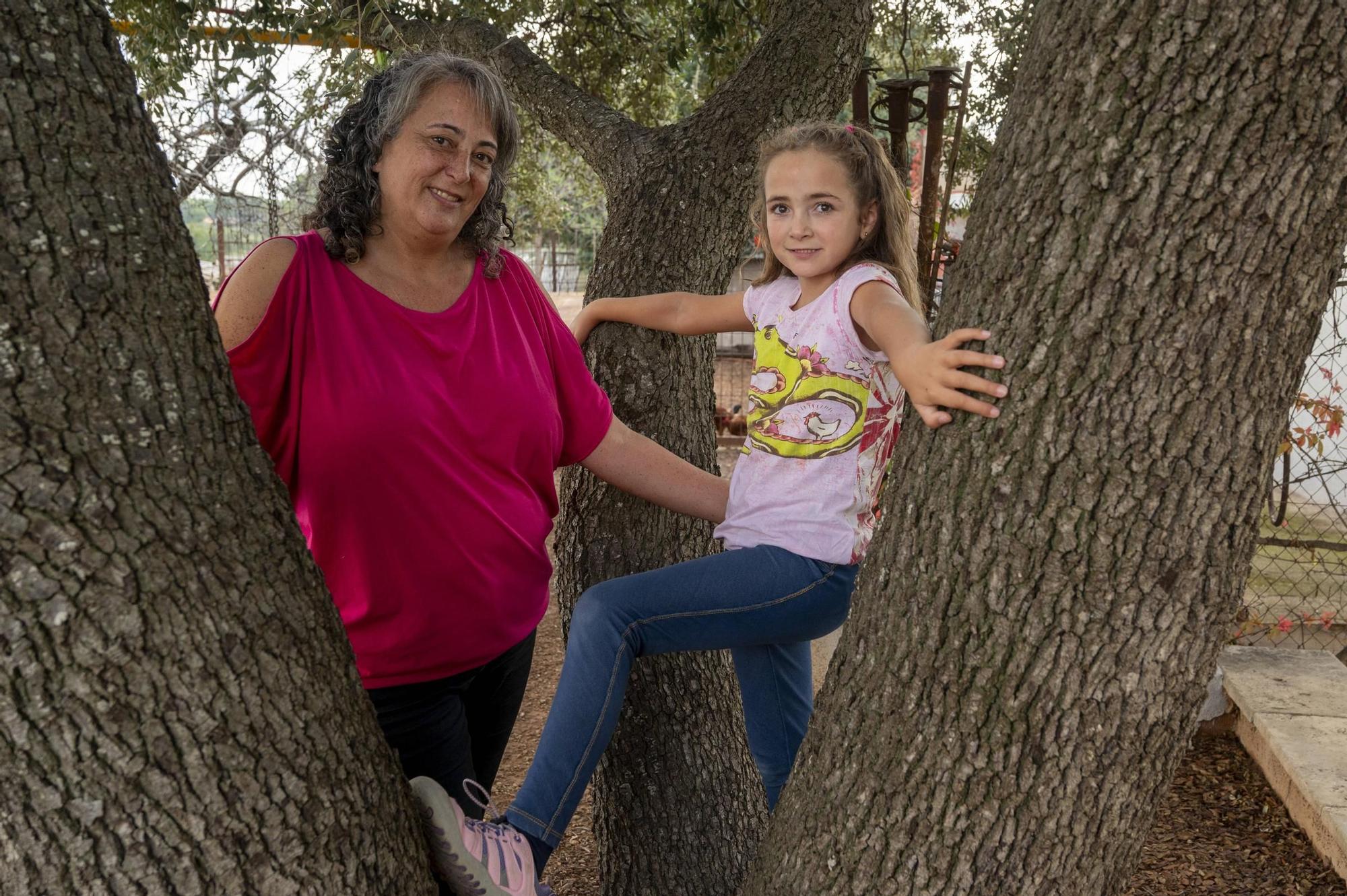 Roser Caro y su hija de seis años, Elsa, en Valls (Tarragona).