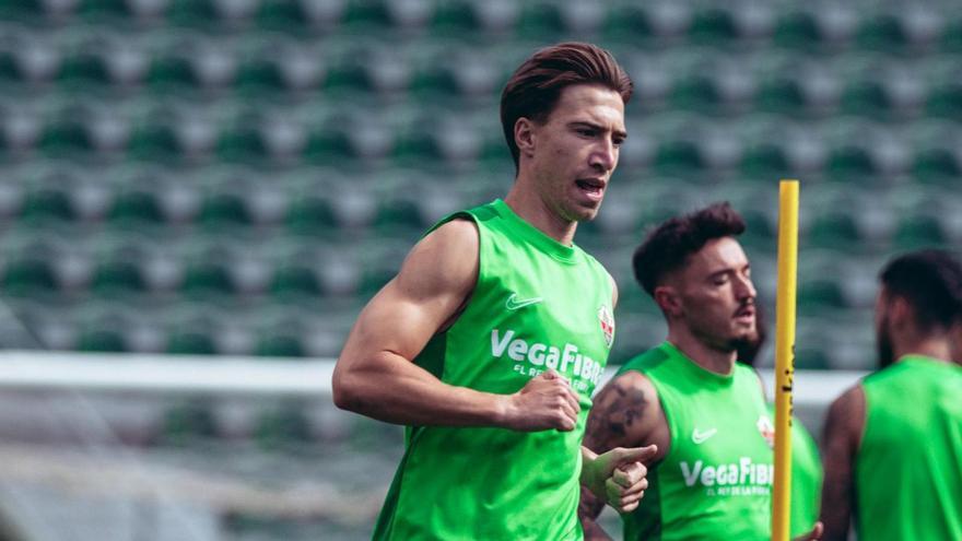 David Affengruber realiza ejercicios de calentamiento antes de un entreno.