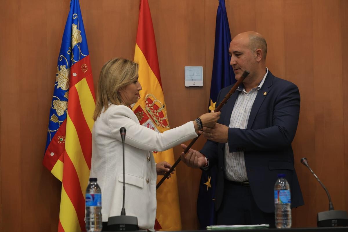 Pilar Peris, del PP, dándole la vara de mando a Paco Gómez.