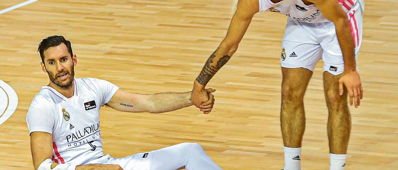 Nico Laprovittola levanta a Rudy Fernández, en un partido de esta temporada. | | ACB MEDIA