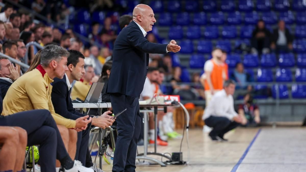 Tino Pérez, dirigiendo al Barça de futsal