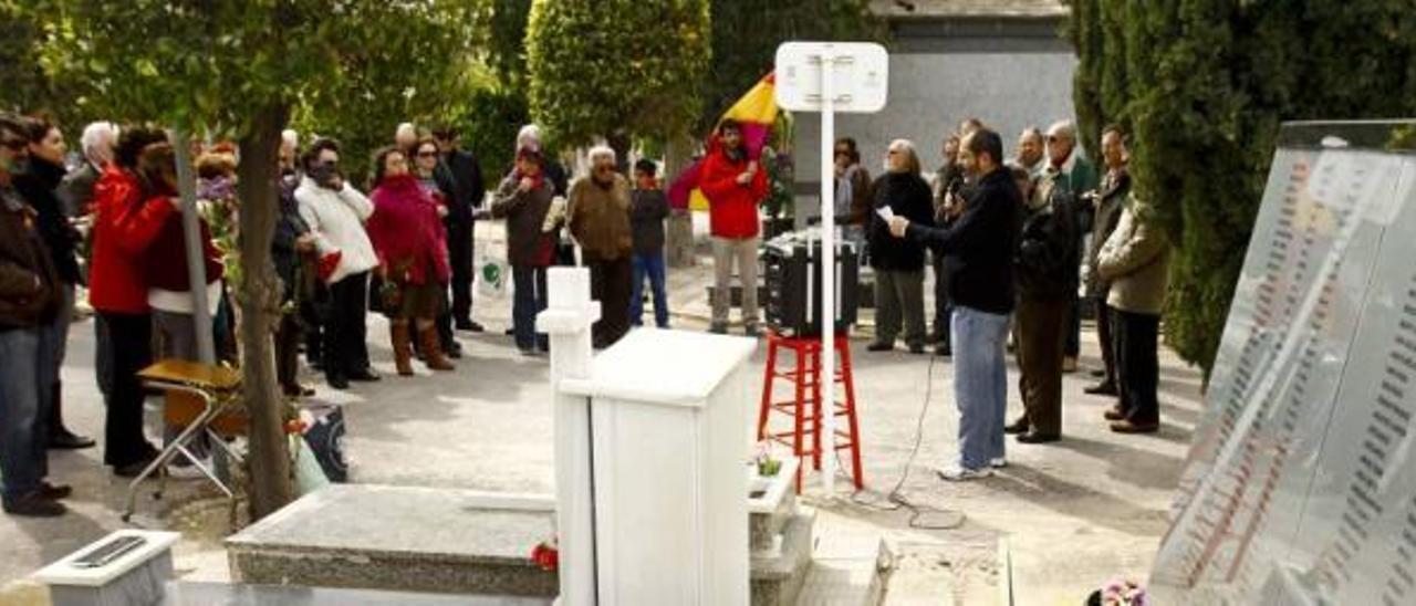 Homenaje de la comisión por la memoria histórica a las víctimas del franquismo.