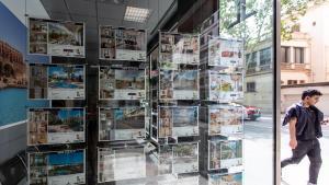 Archivo - Anuncios de viviendas en venta en una inmobiliaria