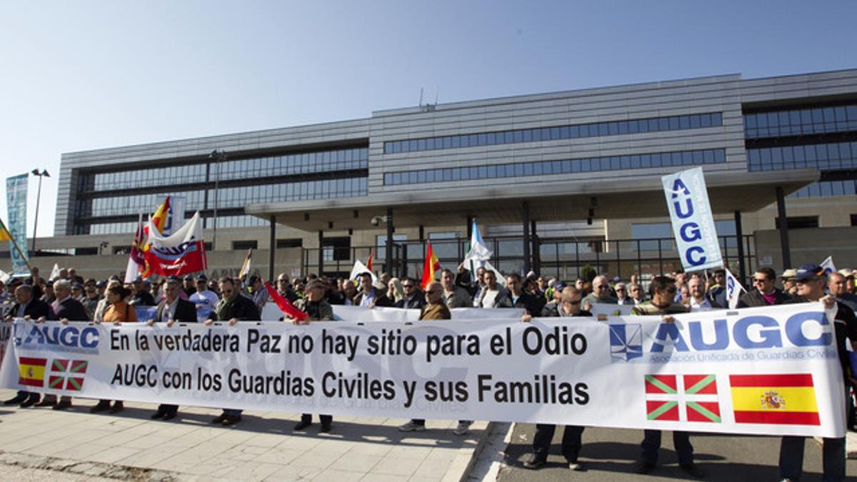 La marcha organizada por las asociaciones de guardias civiles, frente a la sede el Gobierno vasco en Vitoria, este sábado.