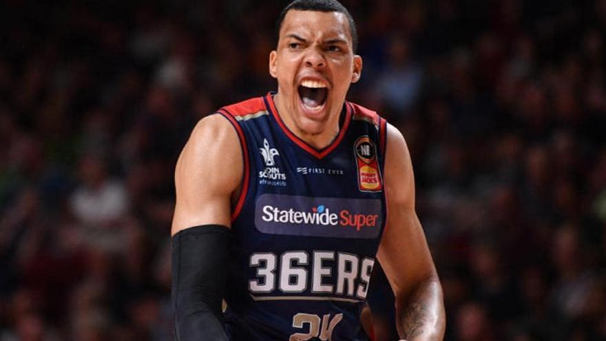 Jacob Wiley con la camiseta de los Adelaide 36ers