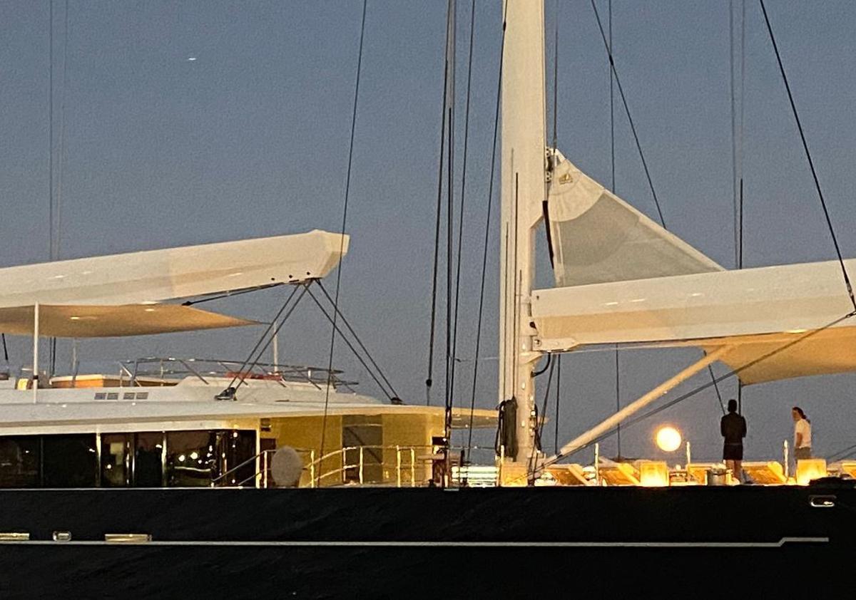 Imagen de la salida de la luna en el puerto de Ibiza