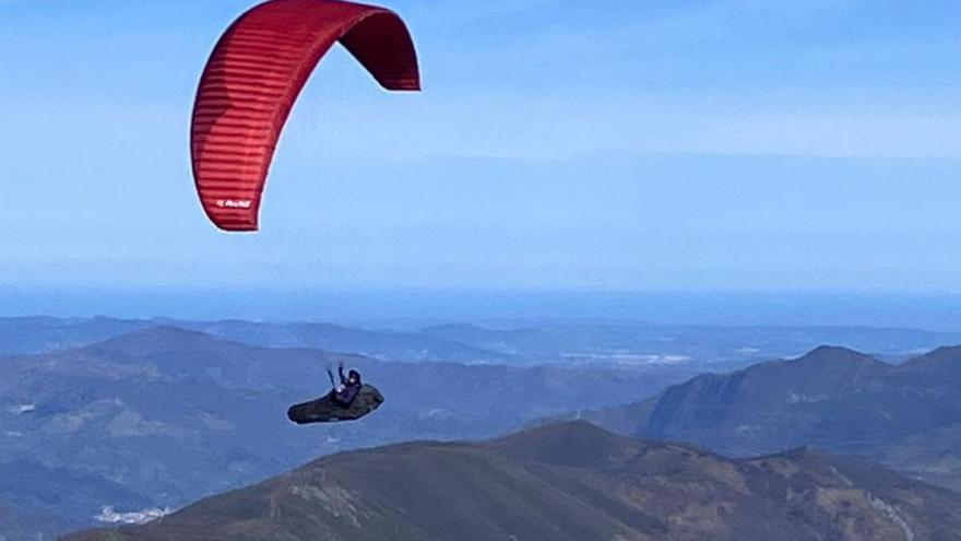 Un parapente, ayer, sobrevolando Pajares.