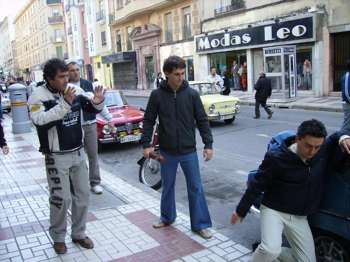 Banderas, con Raúl Arévalo y Antonio Zafra, durante el rodaje en Málaga de 'El camino de los ingleses'