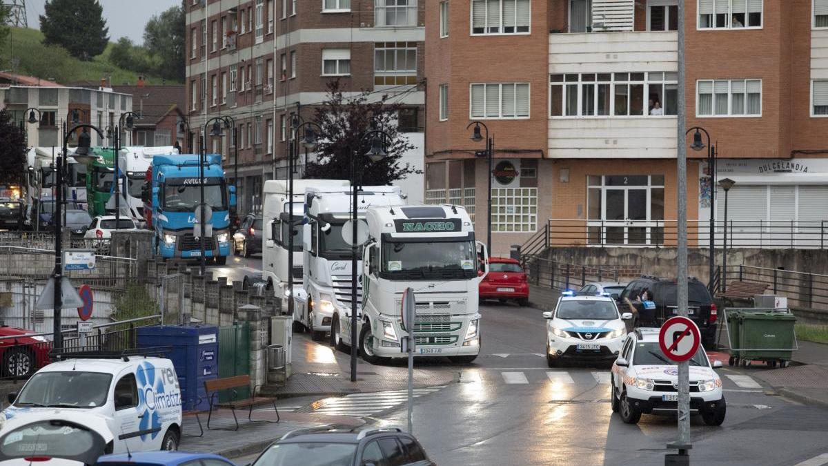 Una caravana de transportistas anima al vecindario