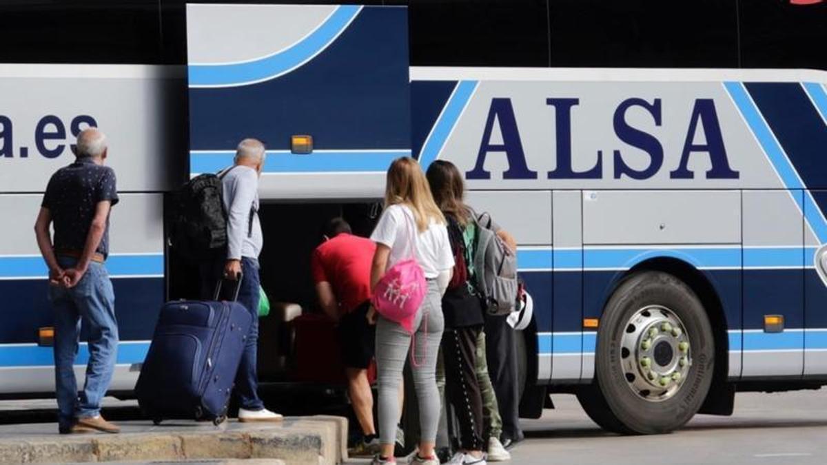 Pasajeros subiendo a un autobús de Alsa en la estación de autobuses de Murcia.