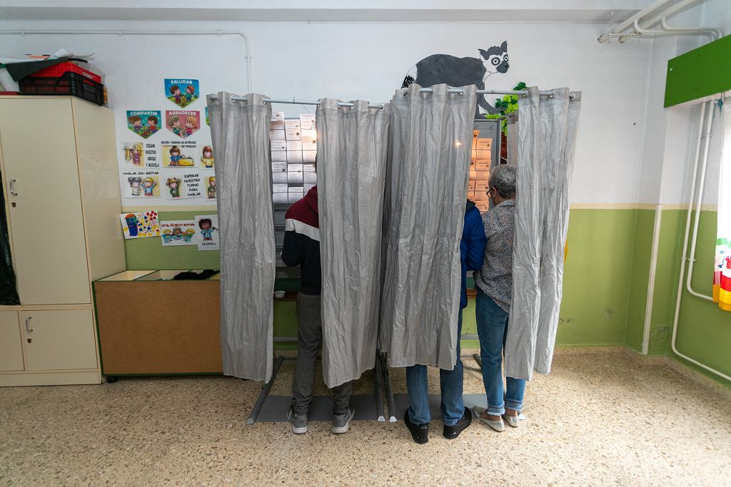 La mañana electoral de Murcia, en imágenes