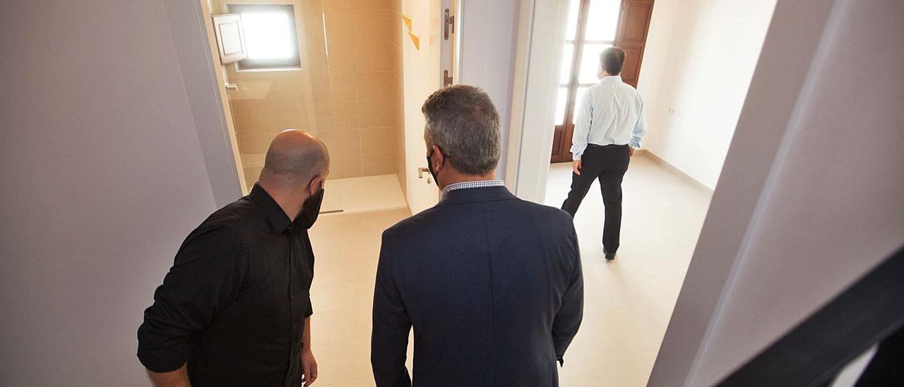 Los concejales Pep Tur y Jose Luis Rodríguez observan el interior de uno de los pisos rehabilitados. | VICENT MARÍ