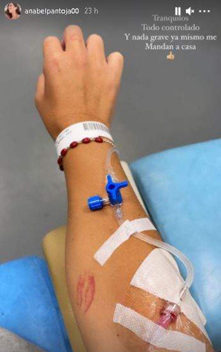 Anabel Pantoja con via intravenosa en el hospital