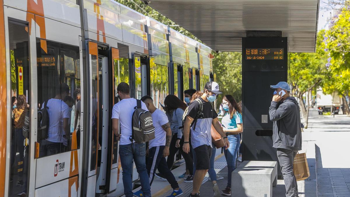 Viajeros del TRAM subiendo a un tranvía en la parada del Garbinet.