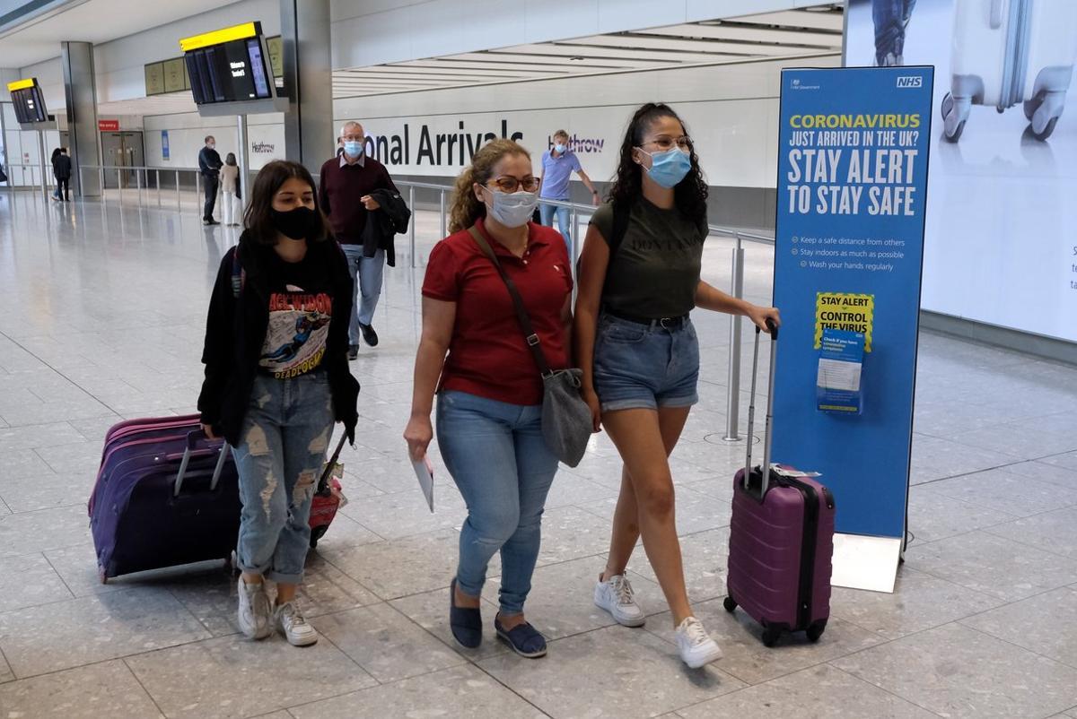 26 July 2020, England, London: Passengers on a flight from Madrid arrive at Heathrow Airport, following an announcement on Saturday that holidaymakers who had not returned from Spain and its islands by midnight would be forced to quarantine for 14 days. Photo: Andrew Matthews/PA Wire/dpa