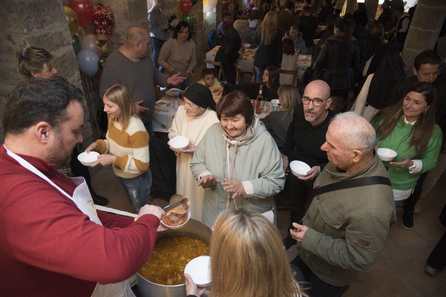 Les imatges de la celebració de centenars d'ucraïnesos al convent de Santa Clara