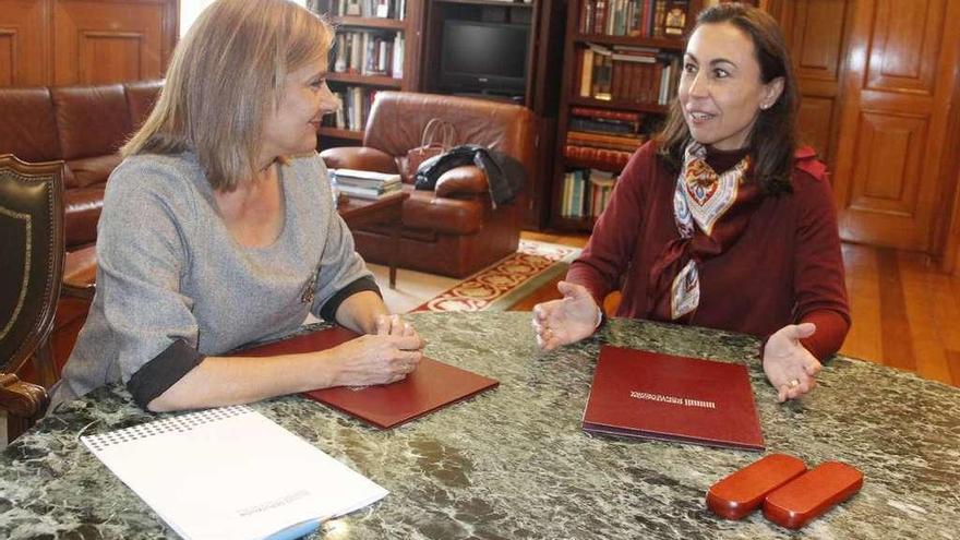 Carmela Silva y María Ramallo, antes de firmar el convenio, en el Pazo Provincial. // Santos Álvarez