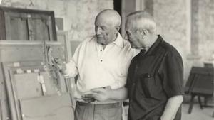Pablo Picasso y Joan Miró, en Notre-Dame-de-Vie, Mougins, 1967, en una fotografía de Jacqueline Picasso.  