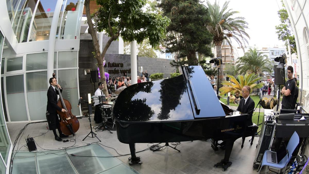 Sergio Alonso al piano en la Fundación Mapfre Guanarteme.