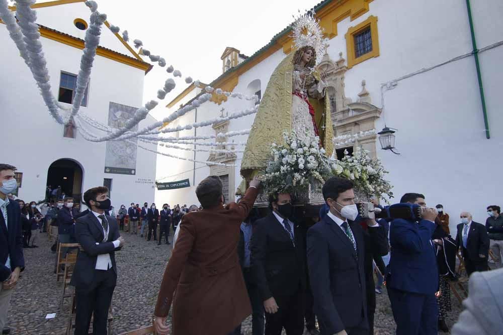 La Virgen de la Paz vuelve a su plaza de Capuchinos