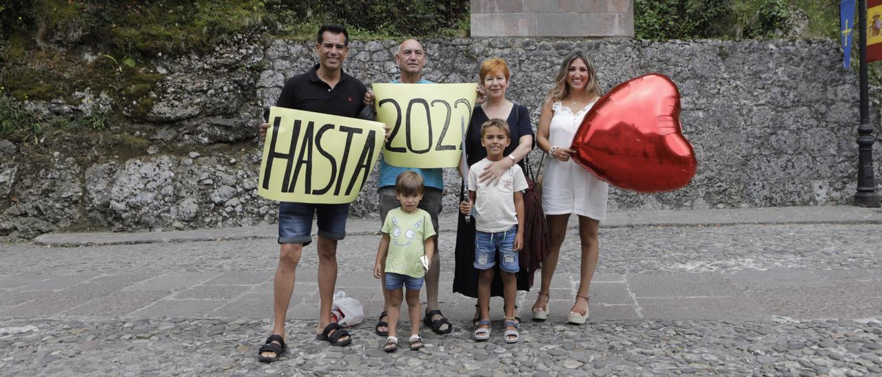 De izquierda a derecha, Rubén de Arriba, Francisco de Arriba, Ángeles Rodríguez y Miriam Navarro, con los niños David y Diego de Arriba,  posando junto a la entrada de la santa cueva de Covadonga.