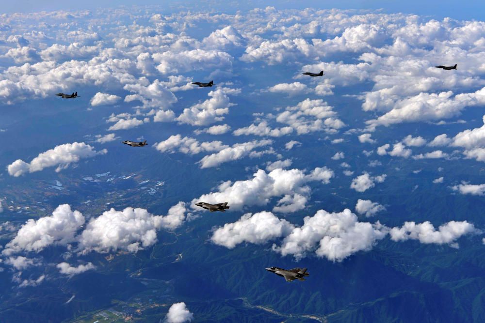 Los aviones de combate U-S Marine Corps F-35B y la F-15K de la fuerza aérea surcoreana sobrevolando Corea del Sur durante un ejercicio militar conjunto.