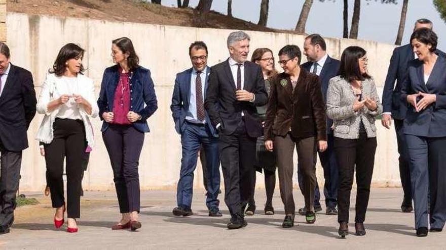 Los ministros desplazados junto con Sánchez a La Rioja durante una de las visitas programadas. // Efe