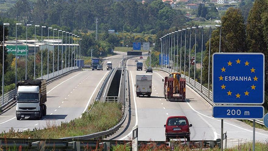 Vehículos circulando por la autopista en la frontera entre España y Portugal. // FARO