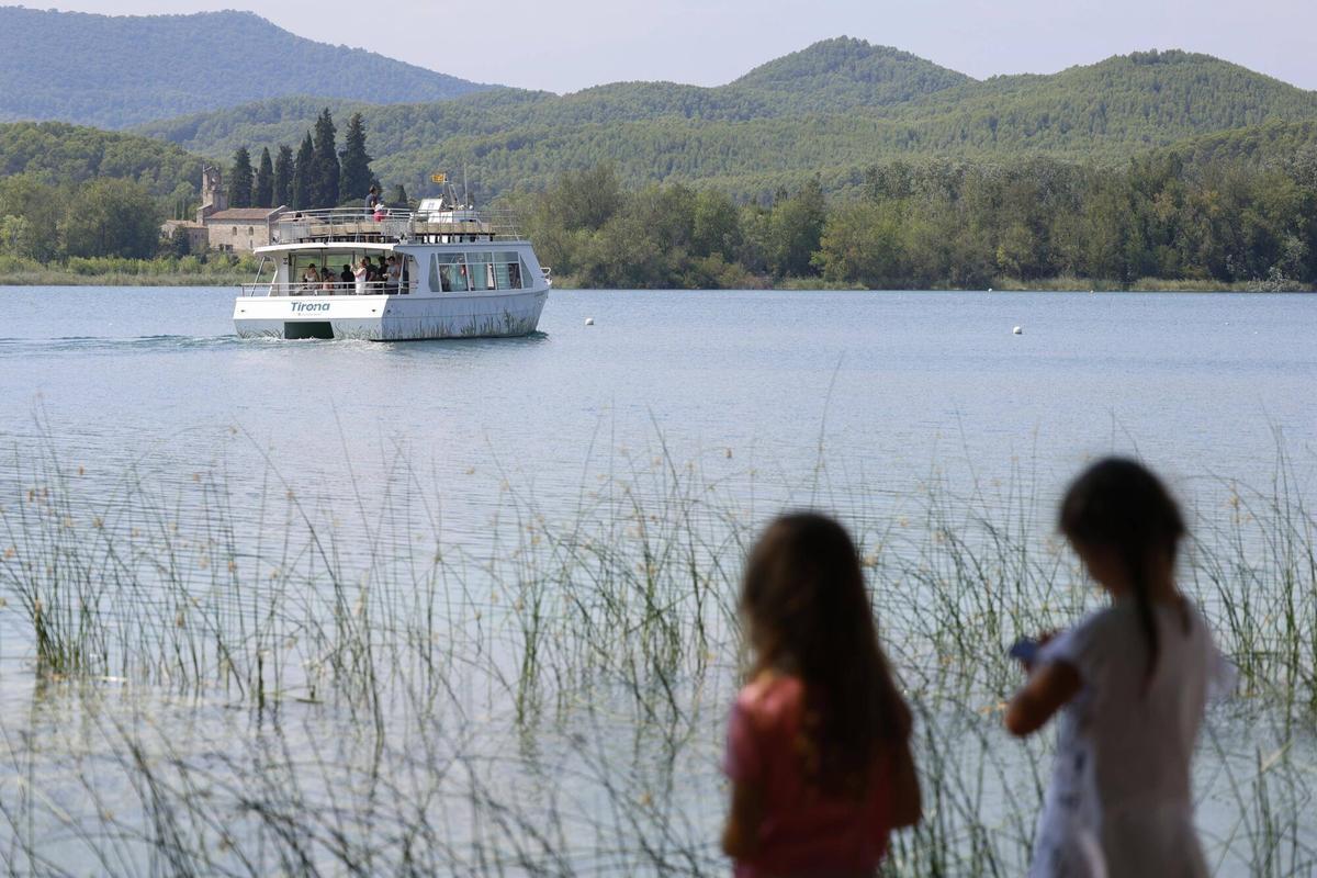 Les imatges del retorn de La Tirona a l'Estany de Banyoles Les imatges del retorn de La Tirona a l'Estany de Banyoles