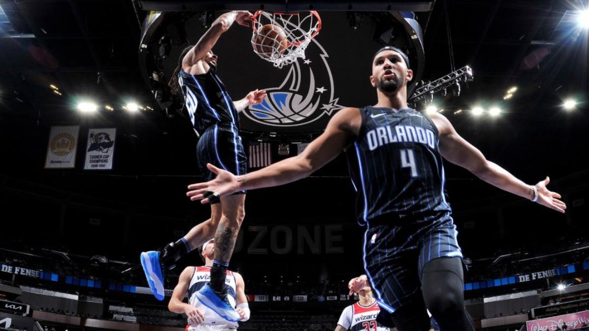 Jalen Suggs y Cole Anthony en una acción de Alley Opp ante Wizards