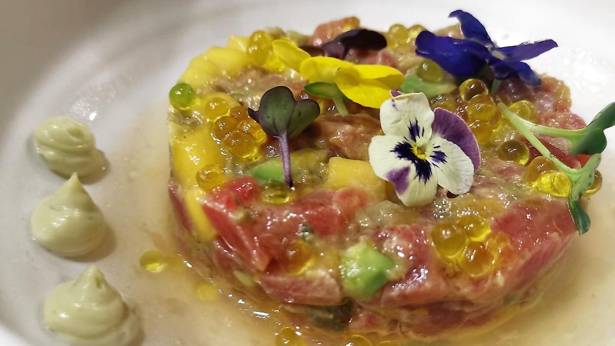 'Tartar' de atún rojo con agua de tomate.