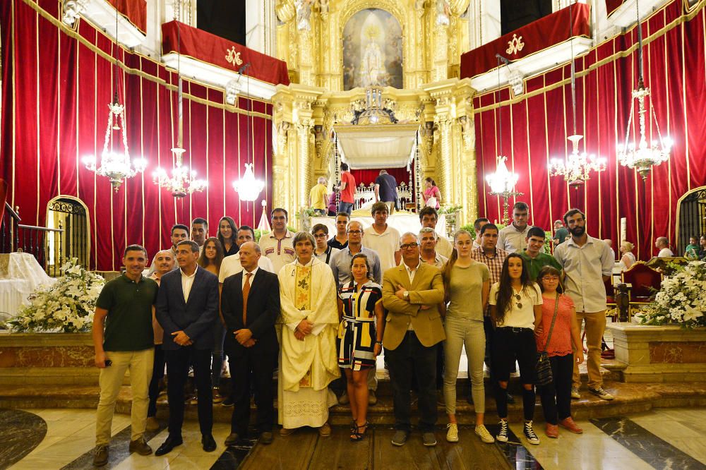 El Elche Club de Fútbol ha realizado este miércoles la tradicional ofrenda de flores a la Virgen de la Asunción.