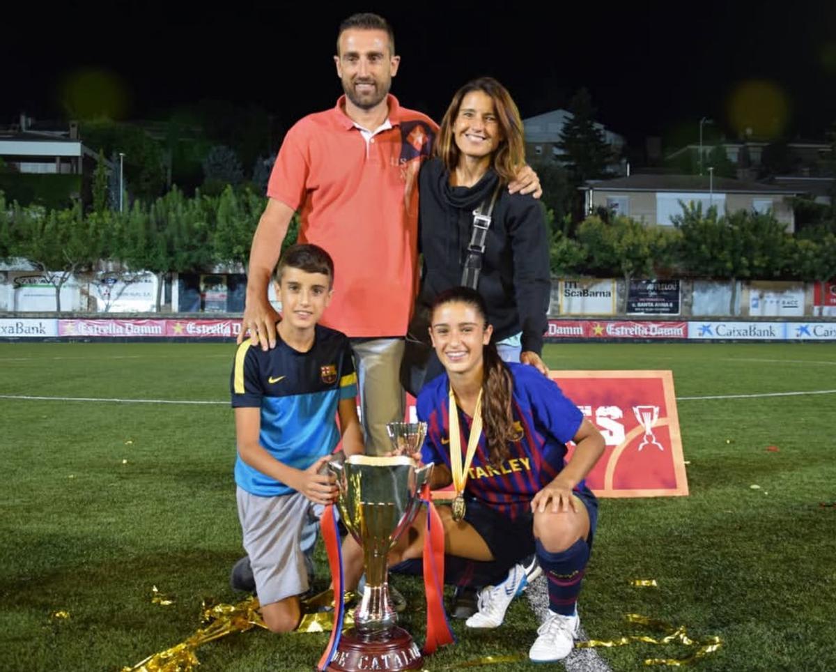 Jana Fernàndez con sus padres, Miquel Àngel y Loli, y su hermano, Pau