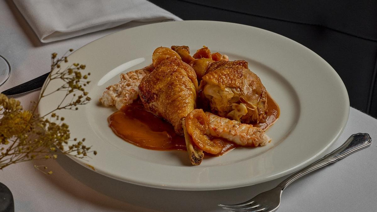 El pollo guisado con cigalas de Molino de Pez.