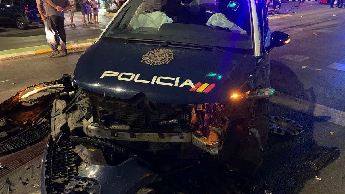 Estado del vehículo policial tras el accidente en Cartagena.